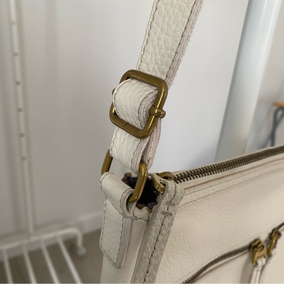 Like New! Fossil White Crossbody Bag - Picture 3 of 16